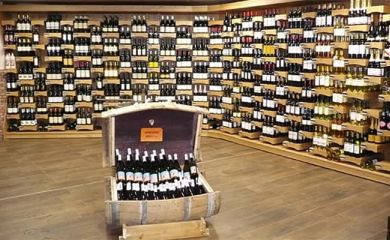 Intérieur supermarché sherpa Tignes - le lac cave à vins