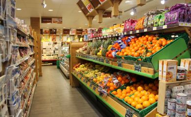 Intérieur supermarché sherpa Avoriaz - falaise rayons fruits