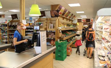 Intérieur supermarché sherpa Bessans passage en caisse