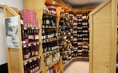 Intérieur supermarché sherpa Bessans cave à vins