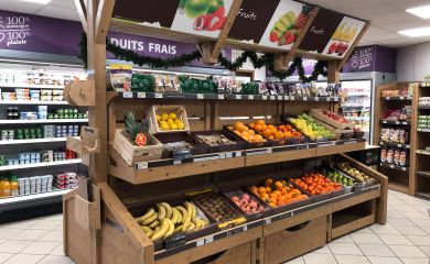 Intérieur supermarché sherpa Bonneval-sur-Arc rayons fruits et légumes
