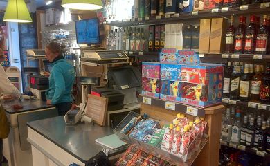 Intérieur supermarché sherpa Chamonix passage en caisse
