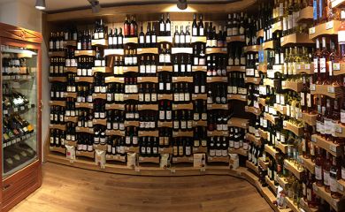 Intérieur supermarché sherpa Chamonix cave à vins