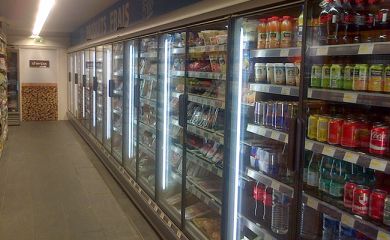 Intérieur supermarché sherpa Chamonix rayons froids