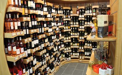 Intérieur supermarché sherpa Chamrousse 1750 cave à vins