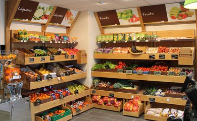 Intérieur supermarché sherpa Chamrousse 1750 rayon fruits et légumes