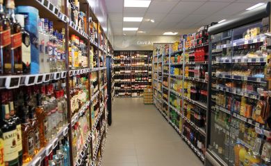 Intérieur supermarché sherpa Flaine cave à vins et rayon boissons
