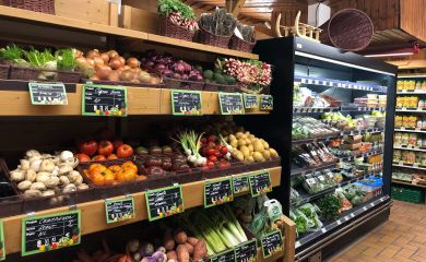 Intérieur supermarché sherpa Méribel Mottaret rayon fruits et légumes
