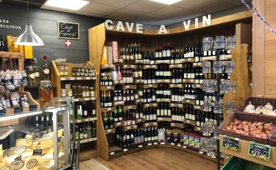 Intérieur supermarché sherpa Montchavin cave à vins