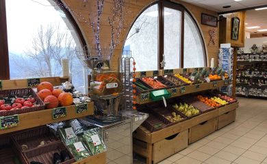 Intérieur supermarché sherpa Montchavin rayon fruits et légumes