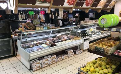 Intérieur supermarché sherpa Morillon fruits légumes et rayon fromagerie charcuterie