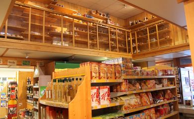 Intérieur supermarché sherpa Peisey Village vue d'ensemble des rayons alimentaires 
