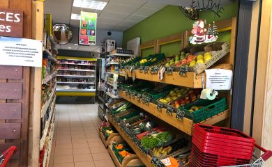 Extérieur supermarché Sherpa Plagne centre rayon fruits et légumes