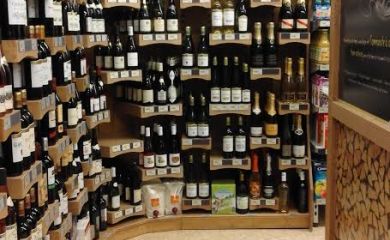 Intérieur supermarché sherpa Pralognan cave à vins