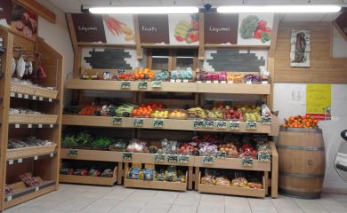 Intérieur supermarché sherpa Pralognan rayon fruits et légumes