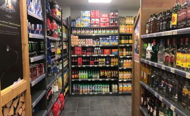 Intérieur supermarché sherpa Puy Saint Vincent 1600 rayon boissons