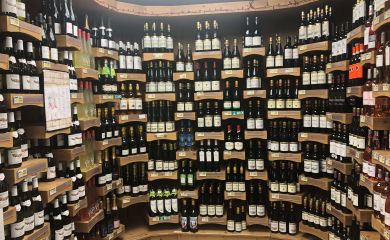 Intérieur supermarché sherpa Puy Saint Vincent 1600 rayon cave à vins