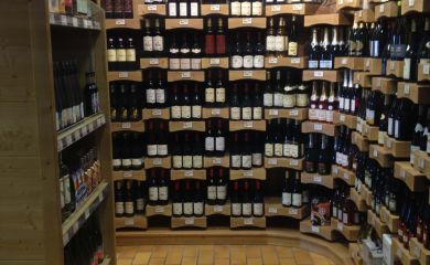 Intérieur supermarché sherpa Saint Francois Longchamp cave à vins