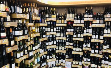 Intérieur supermarché sherpa Samoëns cave à vins