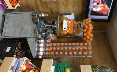 Intérieur supermarché sherpa Samoëns machine à presser les oranges