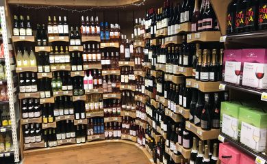 Intérieur supermarché sherpa Serre Chevalier 1350 cave à vins