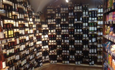 Intérieur supermarché sherpa Serre Chevalier 1500 cave à vins