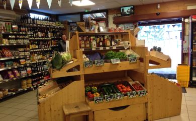 Intérieur supermarché sherpa Sixt Fer à Cheval rayon fruits et légumes