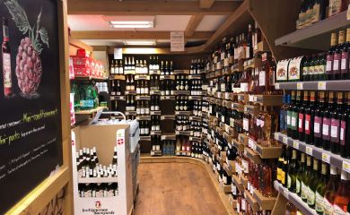 Intérieur supermarché sherpa Superdévoluy cave à vins