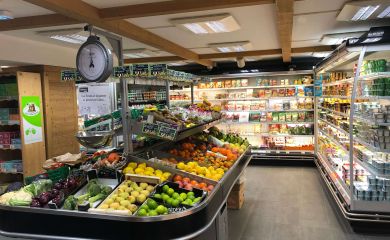 Intérieur supermarché sherpa Superdévoluy rayon fruits et légumes