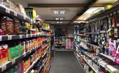 Intérieur supermarché sherpa Superdévoluy rayon alimentaire et utilitaire