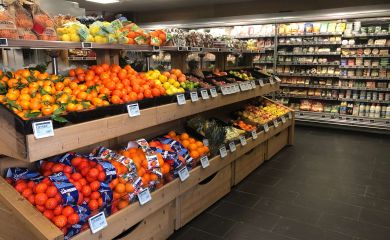 Intérieur supermarché sherpa Tignes - lavachet rayon fruits et légumes