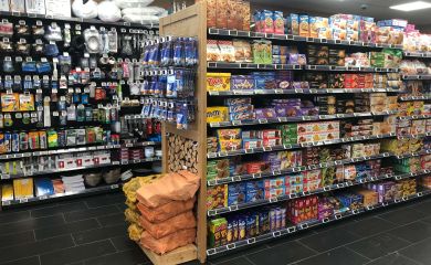 Intérieur supermarché sherpa Tignes - lavachet rayon alimentaire et biscuits secs