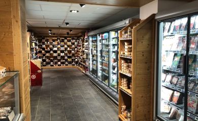 Intérieur supermarché sherpa Val Cenis - lanslebourg rayon frais et cave à vins