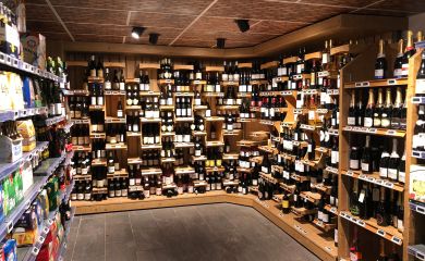 Intérieur supermarché sherpa Val Cenis - lanslebourg cave à vins