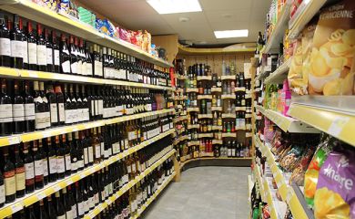 Intérieur supermarché sherpa Val Cenis - lanslevillard cave à vins