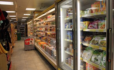 Intérieur supermarché sherpa Val Cenis - lanslevillard rayon alimentaire frais