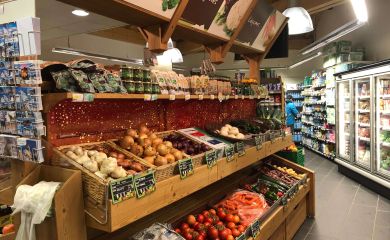 Intérieur supermarché sherpa Val Cenis - les champs rayon fruits et légumes