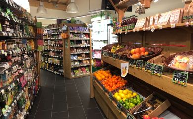 Intérieur supermarché sherpa Val Cenis - les champs rayons fruits et légumes sous un autre angle