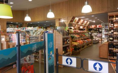 Intérieur supermarché sherpa Val Thorens - péclet portique d'entrée