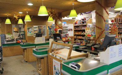 Intérieur supermarché sherpa Val d'Isère passage en caisse