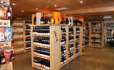 Intérieur supermarché sherpa Val d'Isère cave à vins