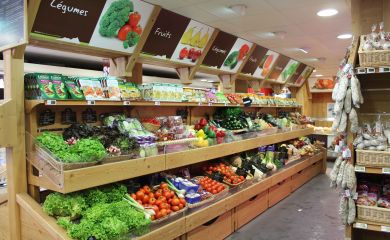 Intérieur supermarché sherpa Val d'Isère rayon fruits et légumes