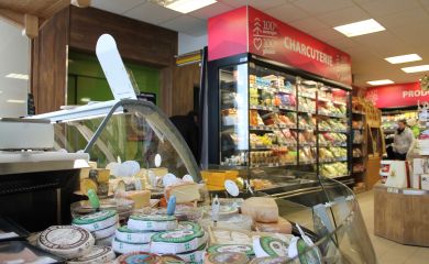 Intérieur supermarché sherpa Vallandry fromages et rayon alimentaire frais en fond