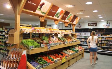 Intérieur supermarché sherpa Valloire rayon fruits et légumes