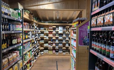Intérieur supermarché sherpa Saint Sorlin d'Arves cave à vins