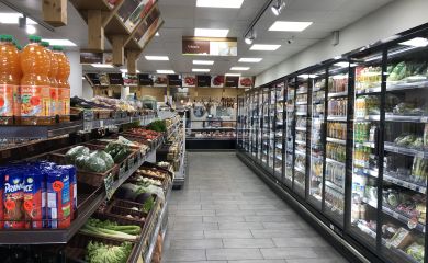 Intérieur supermarché sherpa Avoriaz - falaise rayons légumes et frais