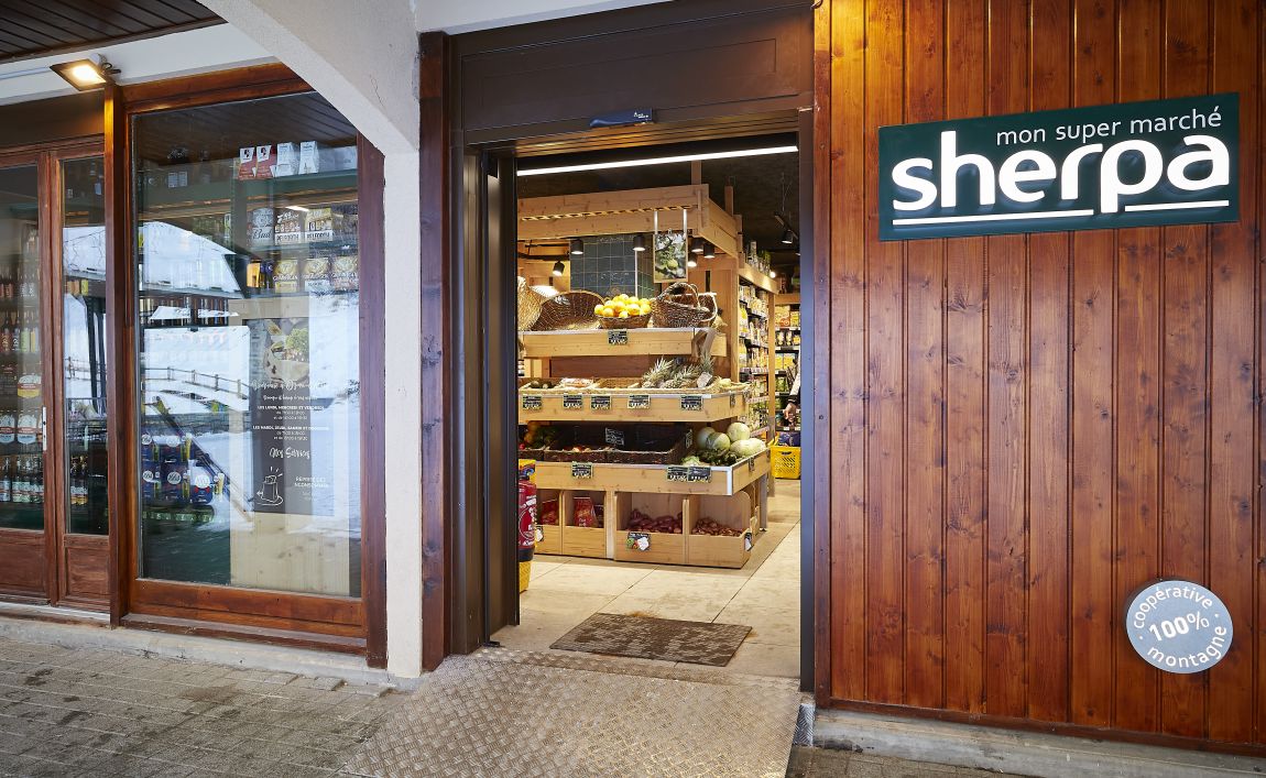 Extérieur supermarché sherpa Oz en Oisans entrée