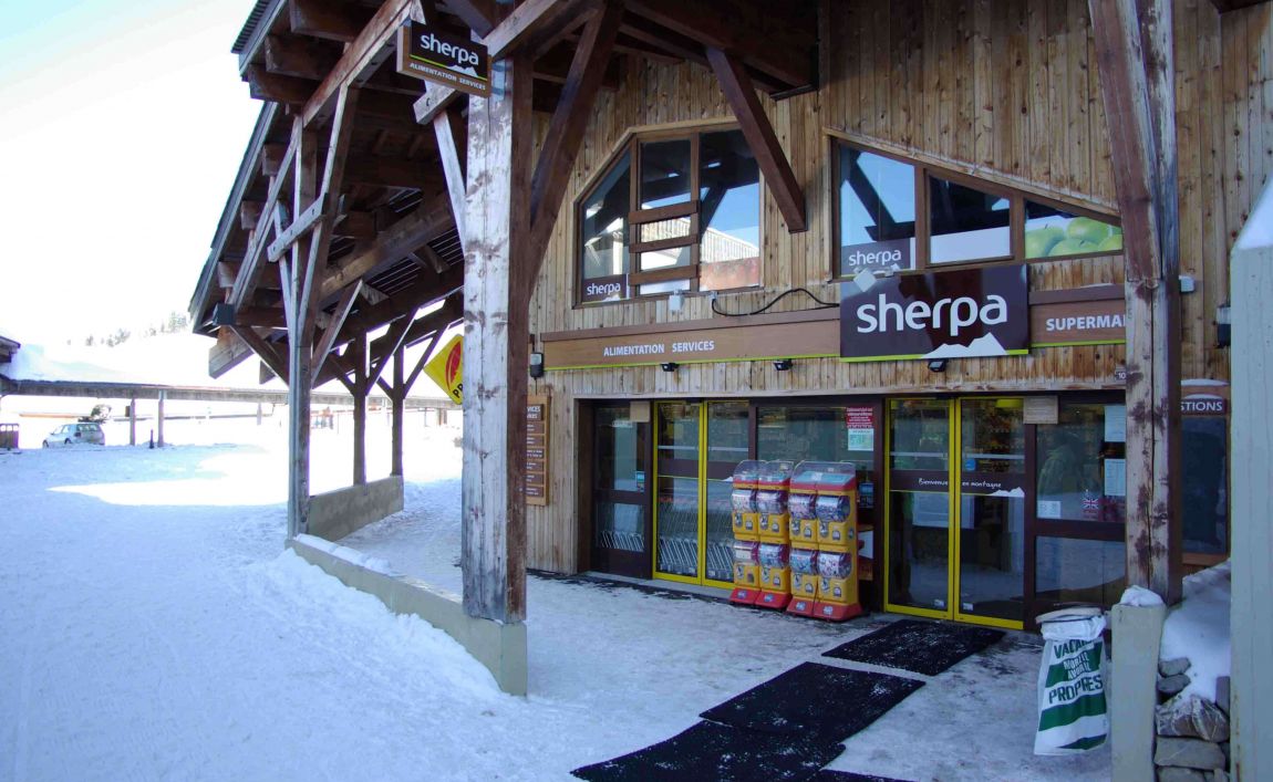 Extérieur supermarché sherpa Avoriaz - falaise entrée en hiver