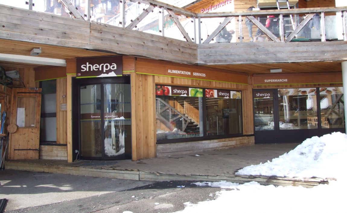 Extérieur supermarché sherpa Avoriaz - snow Entrée en hiver