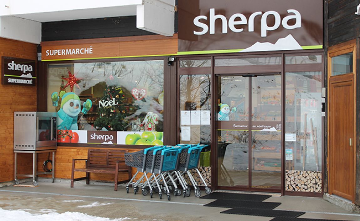 Extérieur supermarché sherpa Chamrousse 1750 entrée
